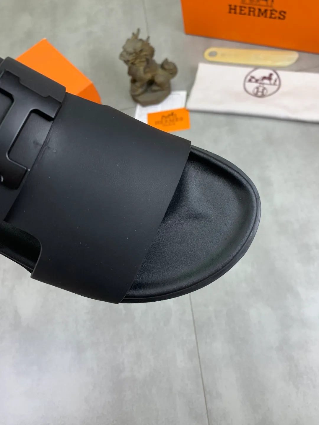 Men's shoes 💰P440 New [HERMES] high-end quality new Hermès slippers, made of imported silk calfskin, wear-resistant and non-slip rubber outsole. Fashionable and elegant code number: 39-44 (38 45 46 customized)